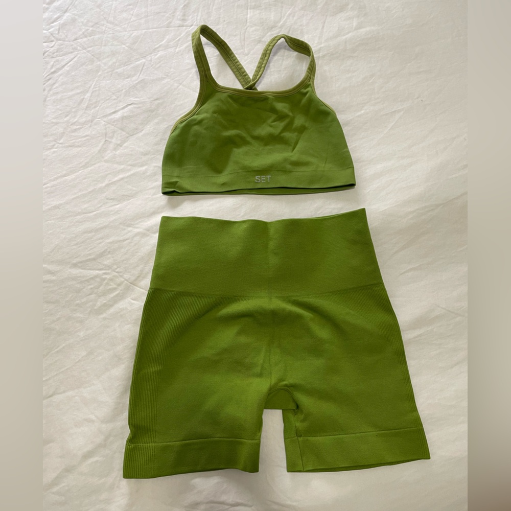 SET ACTIVE green shorts + bra set